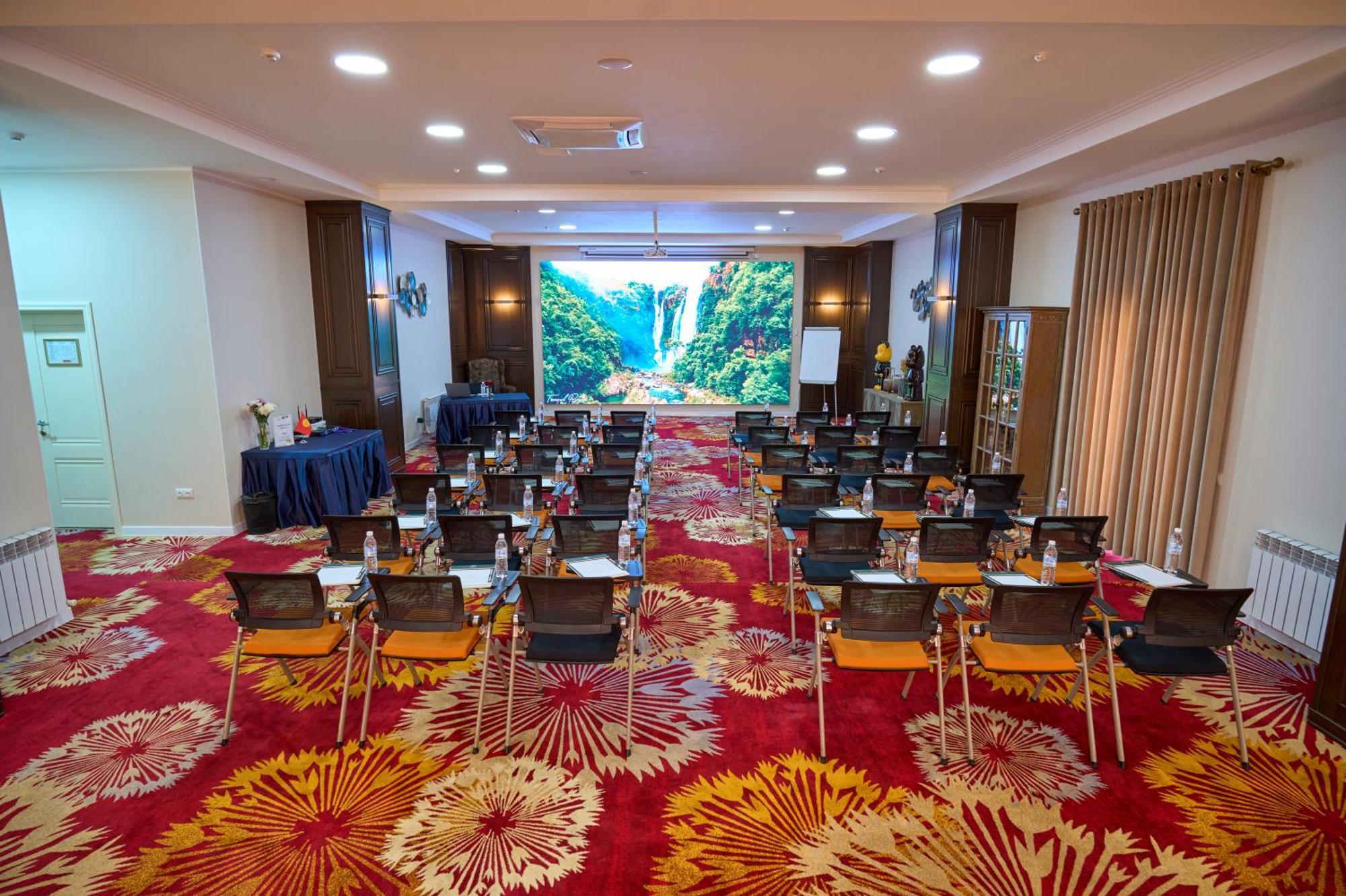Garden Hotel & Spa Бишкек Екстериор снимка