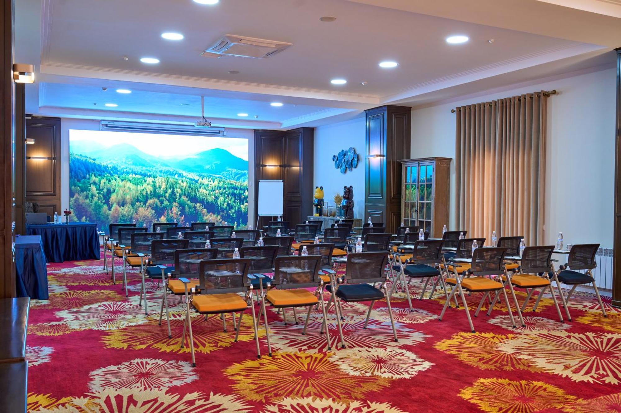 Garden Hotel & Spa Бишкек Екстериор снимка