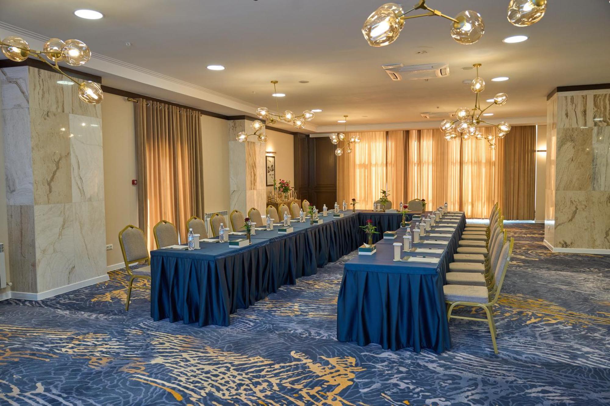 Garden Hotel & Spa Бишкек Екстериор снимка