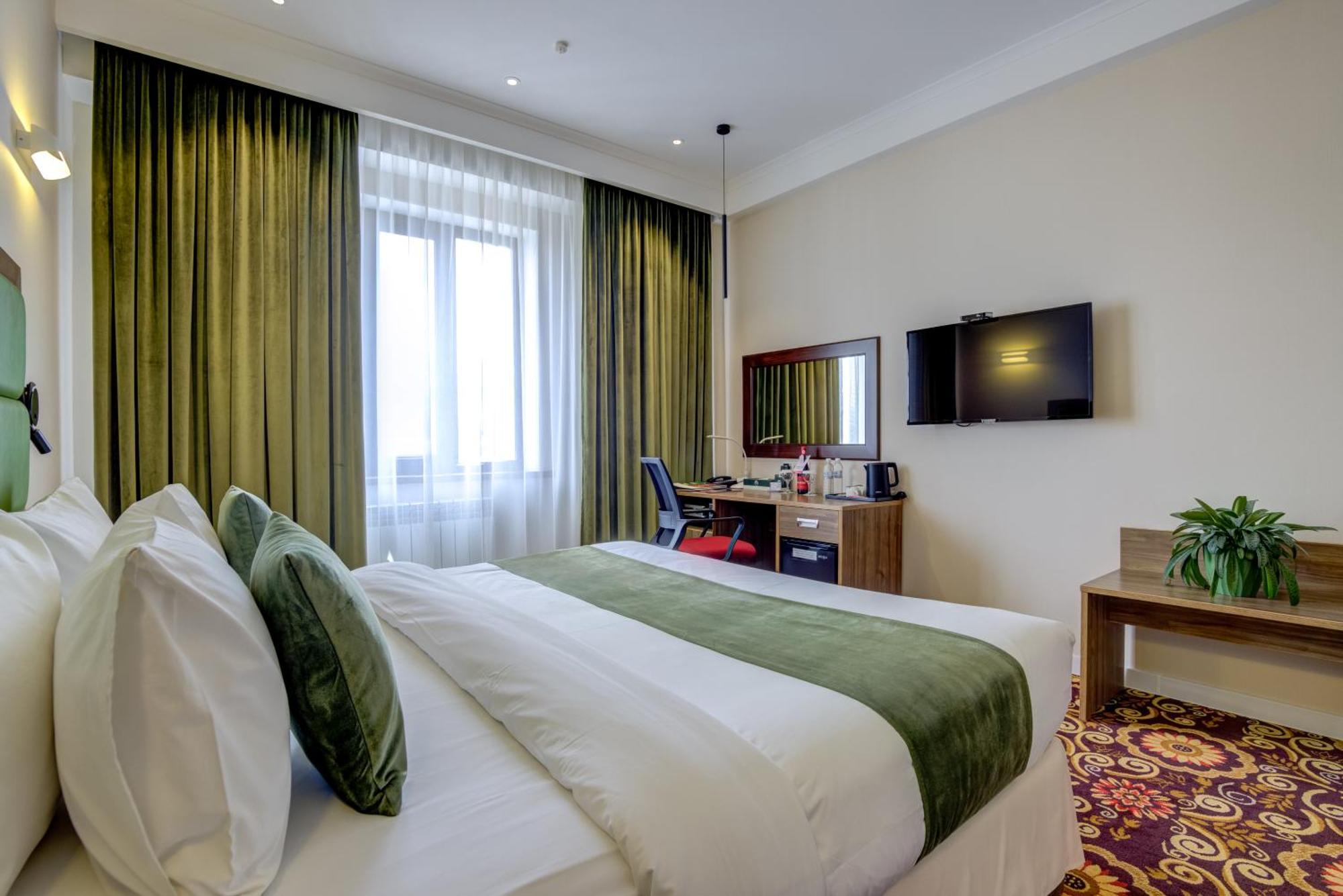 Garden Hotel & Spa Бишкек Екстериор снимка