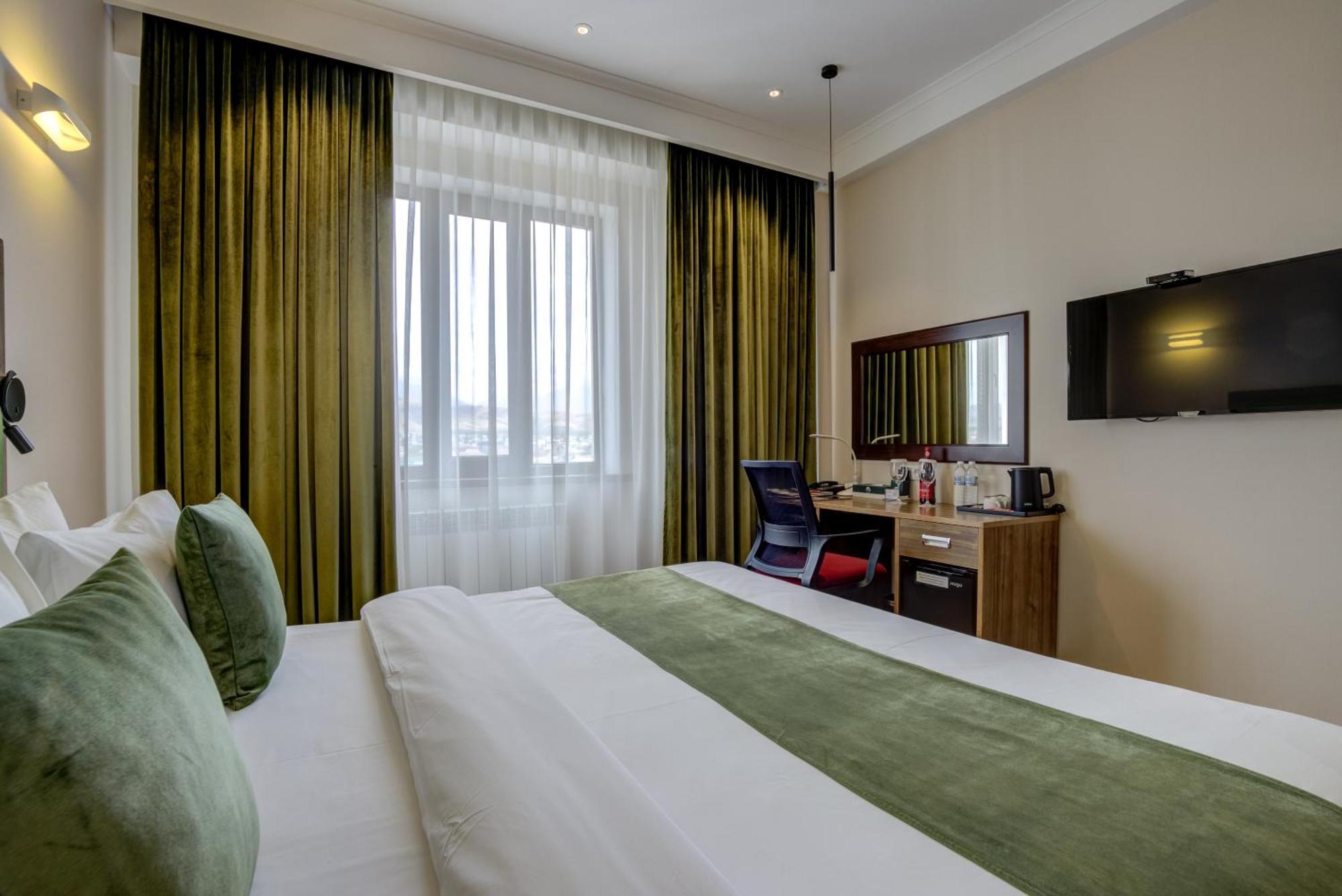 Garden Hotel & Spa Бишкек Екстериор снимка