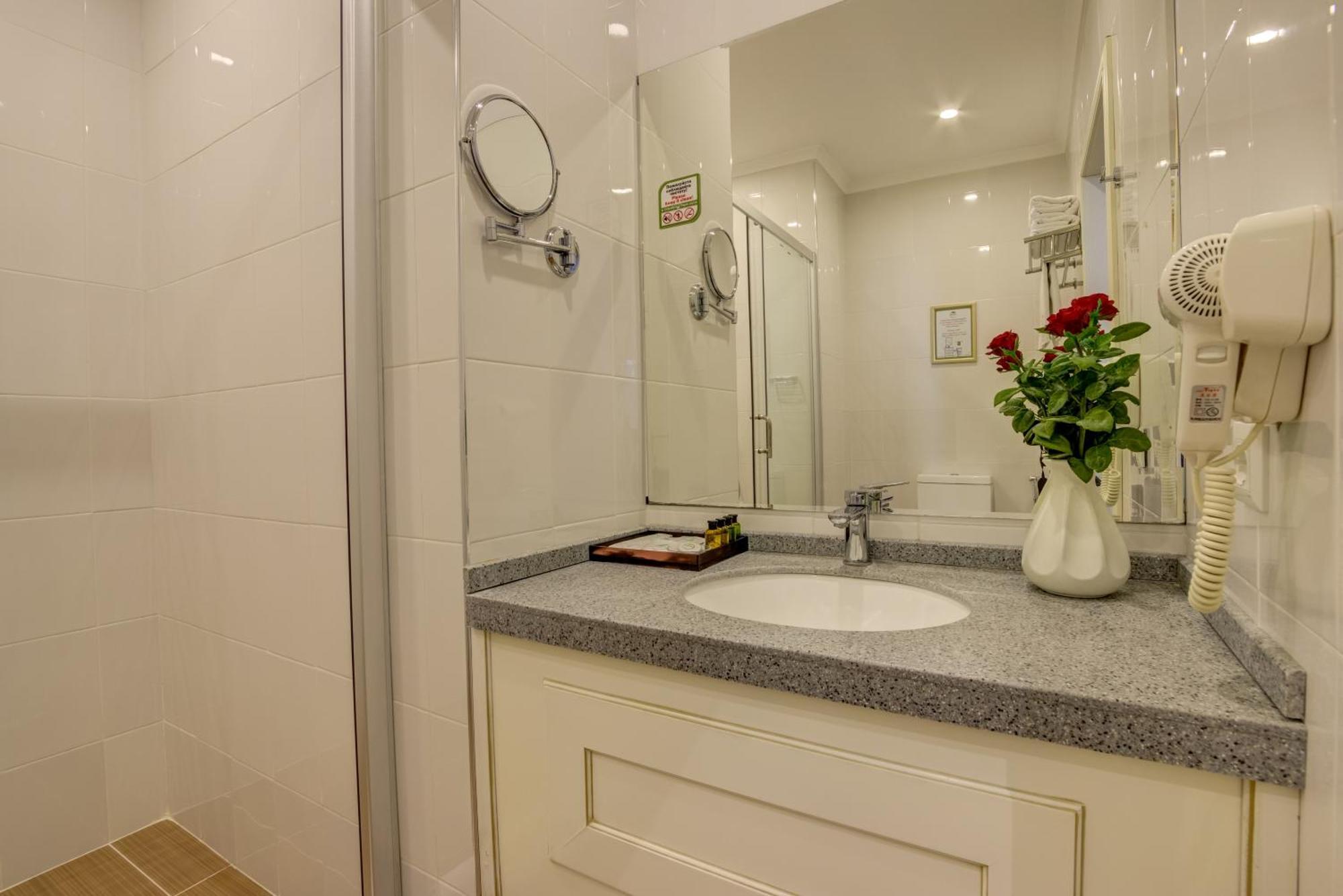 Garden Hotel & Spa Бишкек Екстериор снимка