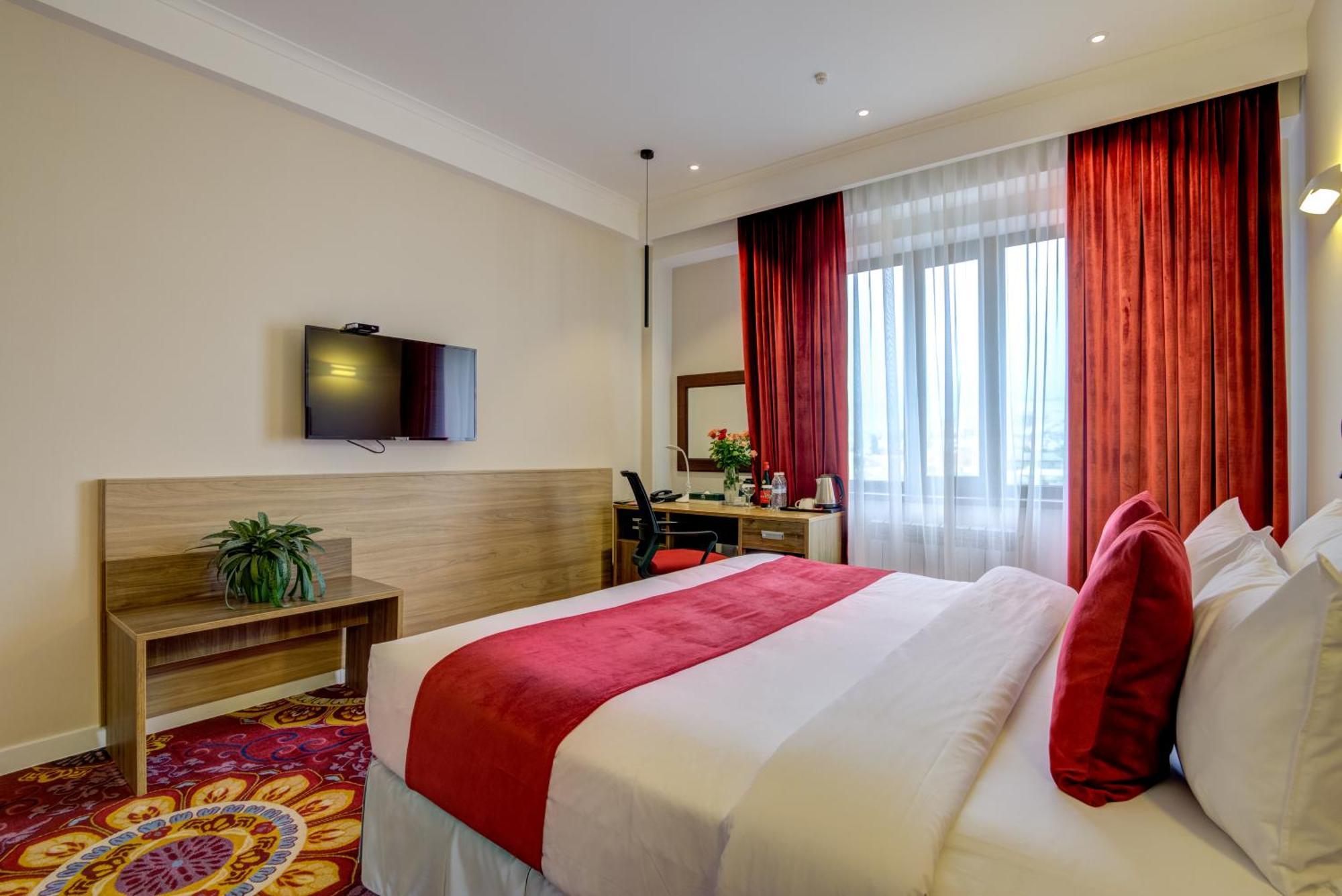 Garden Hotel & Spa Бишкек Екстериор снимка