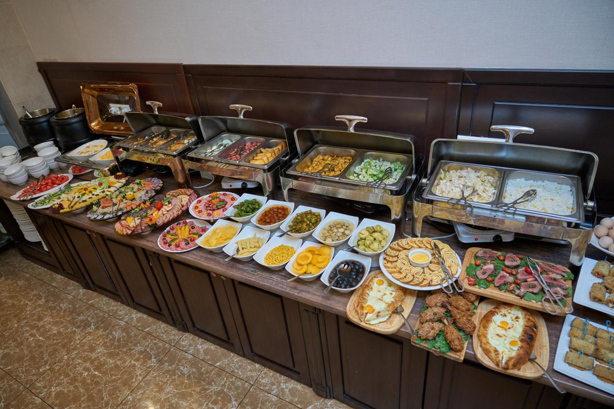 Garden Hotel & Spa Бишкек Екстериор снимка