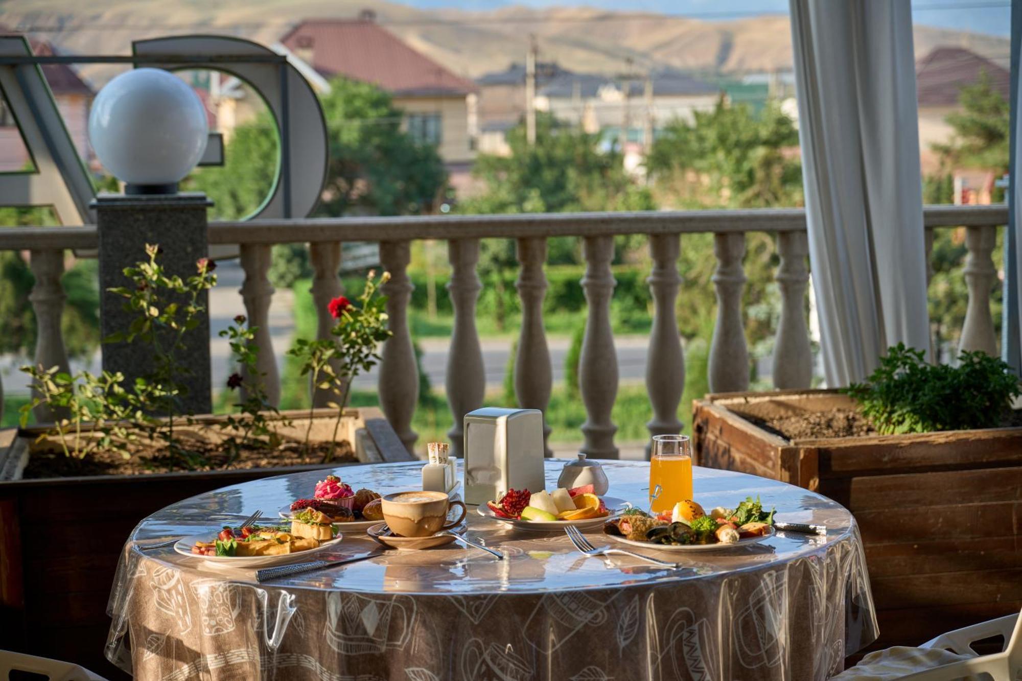 Garden Hotel & Spa Бишкек Екстериор снимка